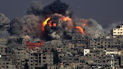 Smoke rises from the Tuffah neighbourhood after Israeli air strikes in the east of Gaza City, 29 July 2014. © EPA/MOHAMMED SABER